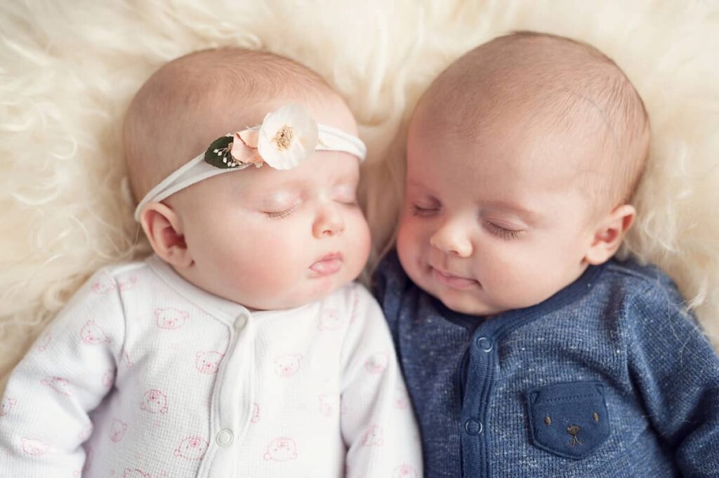 Twee babies naast elkaar